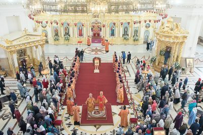 Митрополит Серафим и епископ Митрофан совершили Пасхальную вечерню в Спасском кафедральном соборе
