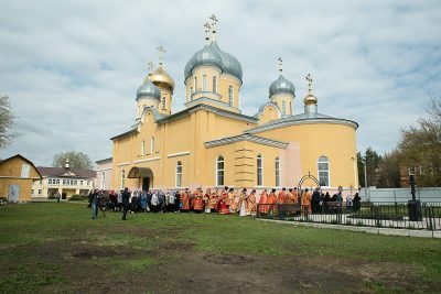 В Светлую субботу митрополит Серафим совершил литургию в Нижнеломовском Успенском женском монастыре