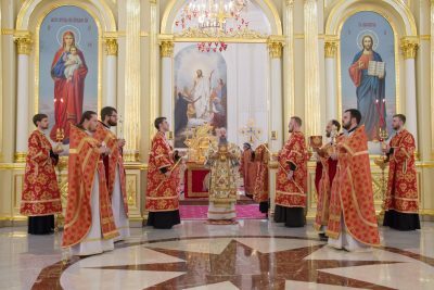 В день Радоницы митрополит Серафим совершил литургию и пасхальное поминовение усопших в Спасском соборе г. Пензы