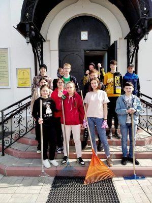 Школьники приняли участие в уборке территории Казанского храма с. Трофимовка