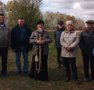 Протоиерей Александр Кондаков освятил иконы на кладбище села Гороховщино