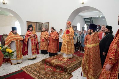 Митрополит Серафим совершил первую литургию архиерейским чином в Никольском храме Шемышейки