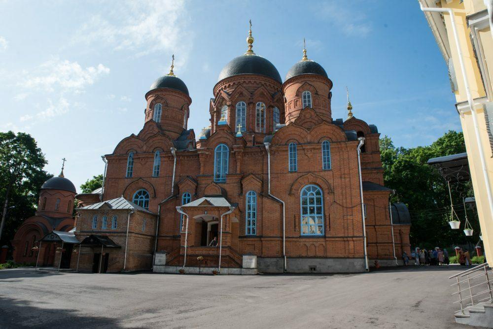 В Неделю святых жен-мироносиц митрополит Серафим совершил литургию в Успенском соборе