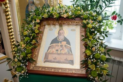 В престольный праздник митрополит Серафим совершил литургию в храме в честь праведного Иоанна Кронштадтского