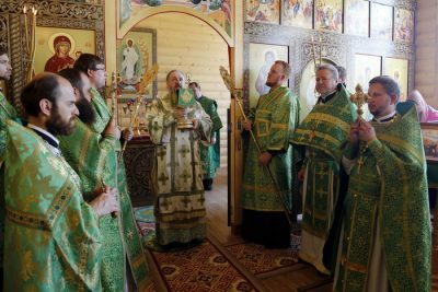 Митрополит Серафим совершил литургию в храме в честь великомученика Димитрия Солунского в селе Ульяновка