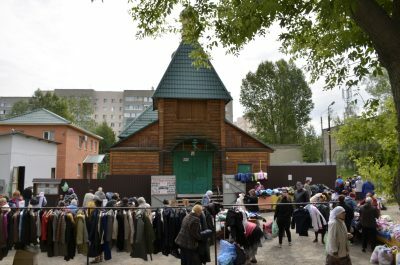 На площади перед храмом Серафима Саровского прошла традиционная благотворительная ярмарка