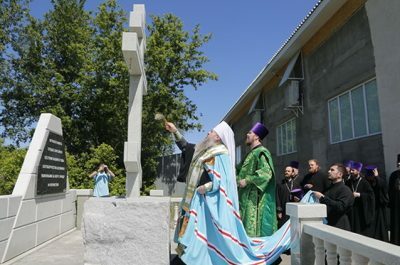 Митрополит Серафим освятил поклонный крест на месте расстрела новомучеников и исповедников кузнецких