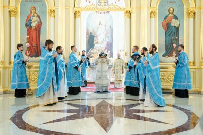В праздник Казанской иконы Божией Матери митрополит Серафим возглавил литургию в Спасском кафедральном соборе