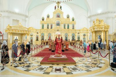 В престольный праздник митрополит Серафим совершил литургию в Спасском кафедральном соборе
