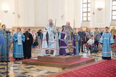 В канун чествования Казанской-Пензенской иконы Божией Матери митрополит Серафим возглавил малую вечерню с акафистом и всенощное бдение в Спасском кафедральном соборе