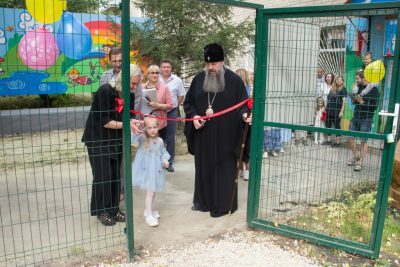 Митрополит Серафим принял участие в открытии инклюзивной детской площадки