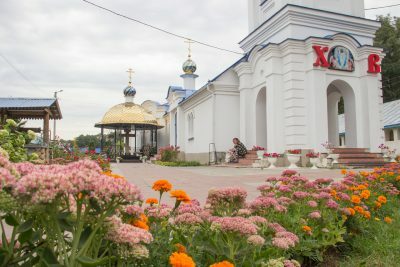 В день отдания праздника Успения Пресвятой Богородицы митрополит Серафим совершил литургию в Успенском храме поселка Победа