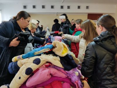 Православные добровольцы раздали гуманитарную помощь беженцам и малоимущим жителям области