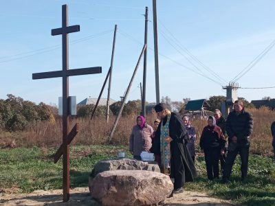 В селе Лукина Поляна освящен памятный крест