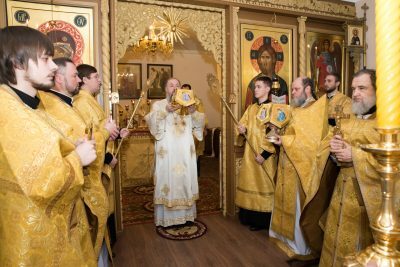 Митрополит Серафим совершил литургию в храме Иннокентия Иркутского при семинарии
