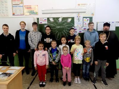 Священник рассказал школьникам о праздновании в честь Казанской иконы Божией Матери