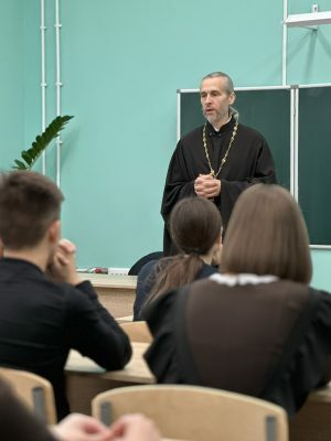 Cвященник Димитрий Викулин встретился со школьниками c. Чемодановки