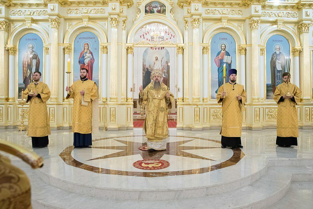 В канун Недели 27-й по Пятидесятнице митрополит Серафим совершил всенощное бдение в Спасском кафедральном соборе