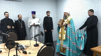 Митрополит Серафим освятил новые помещения областного радио