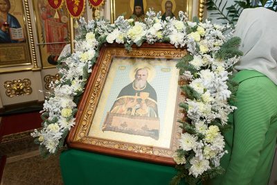В престольный праздник митрополит Серафим совершил литургию в храме святого Иоанна Кронштадтского