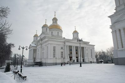 В Рождественский сочельник митрополит Серафим совершил литургию святителя Иоанна Златоуста в Спасском кафедральном соборе