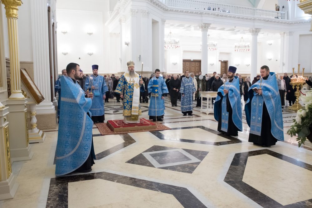 В канун Сретения Господня митрополит Серафим совершил всенощное бдение в Спасском кафедральном соборе