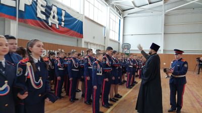 В Нижнем Ломове священнослужитель поздравил школьников с торжественным посвящением в кадеты