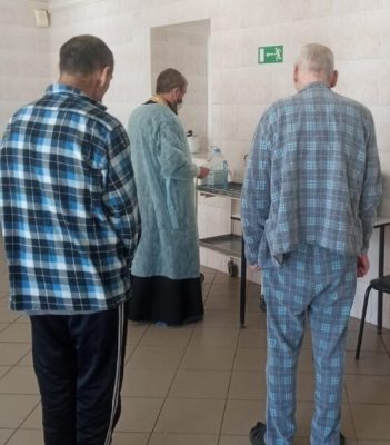 Иерей Владимир Докин совершил молебен о здравии в туберкулезном отделении
