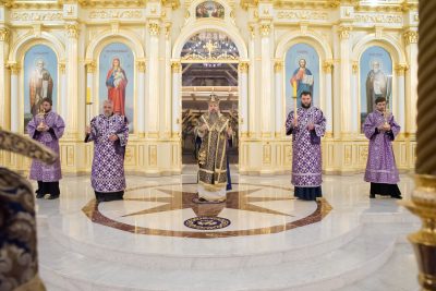 Митрополит Серафим совершил великое повечерие и полиелейную утреню в Спасском кафедральном соборе