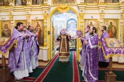 В Неделю 2-ю Великого поста митрополит Серафим совершил литургию в Покровском архиерейском соборе