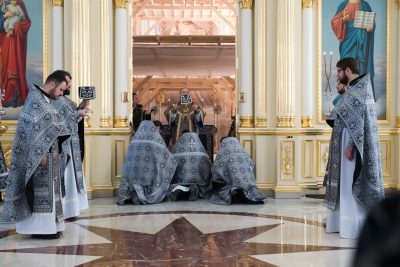 Митрополит Серафим совершил Литургию Преждеосвященных Даров в Спасском кафедральном соборе
