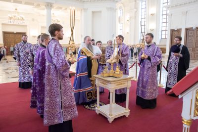В канун Недели 5-й Великого поста митрополит Серафим совершил всенощное бдение в Спасском кафедральном соборе