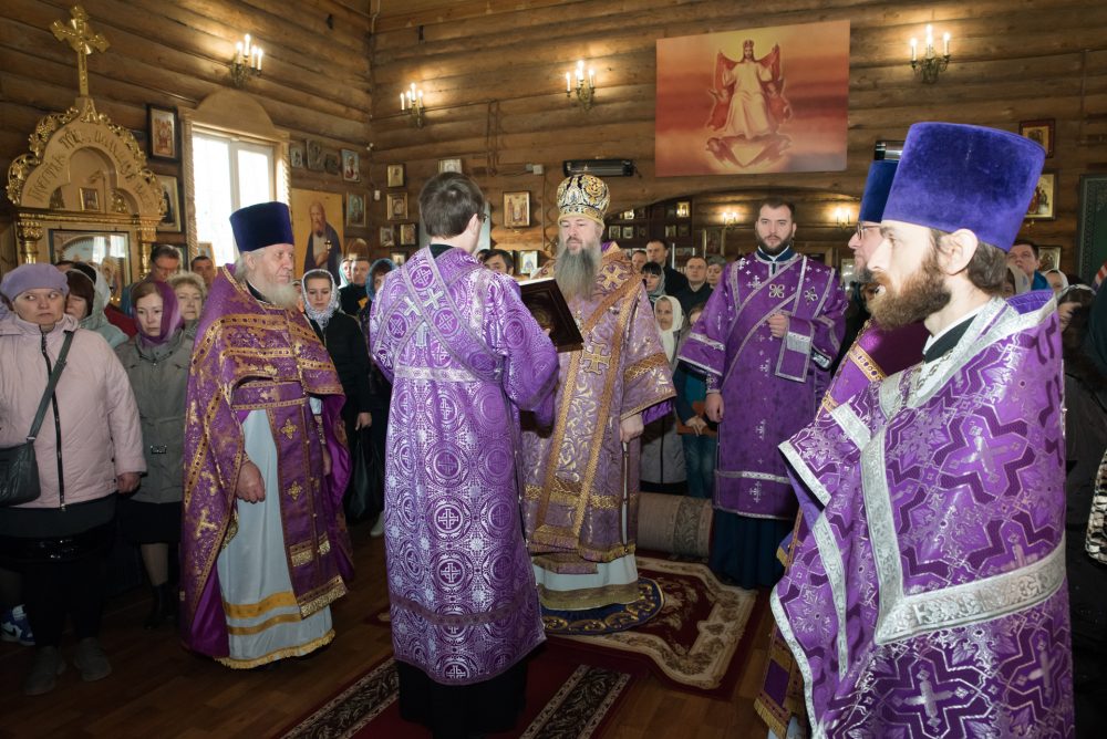 В Неделю 4-ю Великого поста митрополит Серафим совершил литургию во Владимирском храме Пензы