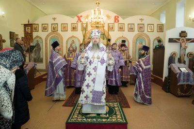 Митрополит Серафим совершил литургию в храме Петра и Февронии Муромских