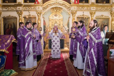 В Родительскую субботу Великого поста митрополит Серафим совершил литургию в Митрофановском храме Пензы