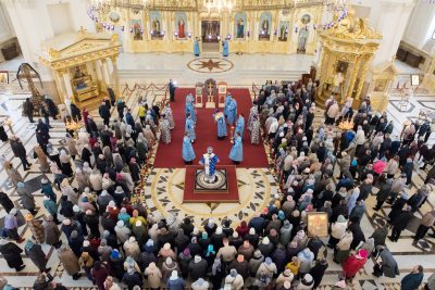 В праздник Благовещения митрополит Серафим совершил литургию в Спасском кафедральном соборе