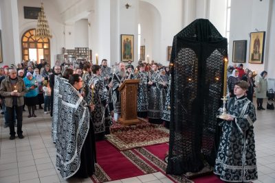 Митрополит Серафим совершил чин пассии в Петропавловском храме Пензы