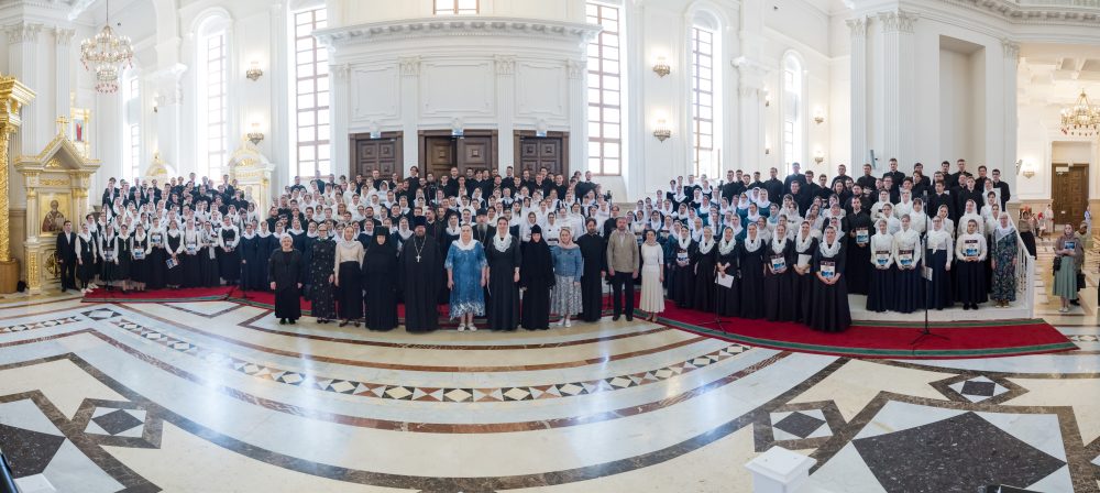 Сводный хор из 350 участников III Всероссийского хорового фестиваля исполнил песнопения литургии в Спасском соборе