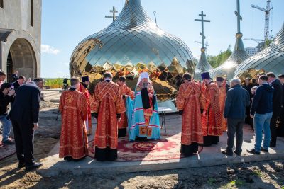 Митрополит Серафим освятил кресты и купола строящегося храма в честь преподобного Вениамина Печерского в ЖК «Лугометрия»