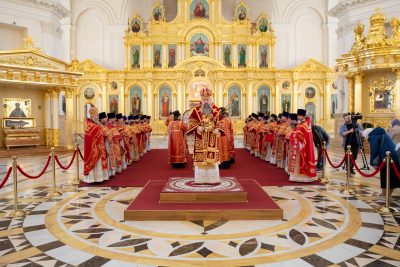 В день памяти равноапостольных Мефодия и Кирилла митрополит Серафим совершил литургию в Спасском кафедральном соборе