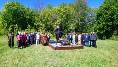 Священник освятил памятник воинам-участникам Великой Отечественной войны в селе Елизино 