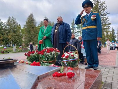 В День Победы настоятель Никольского молитвенного дома поселка Шемышейка принял участие в митинге и возложении цветов