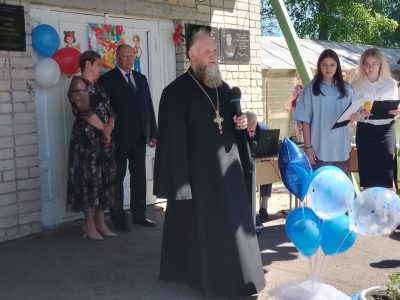 Священник поздравил выпускников школы села Голицыно с последним звонком