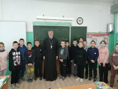 В поселке Чаадаевка священник побеседовал со школьниками о добре и зле