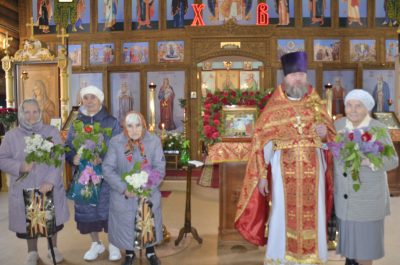 Волонтеры храма преподобного Серафима Саровского поздравили ветеранов с Днем Победы