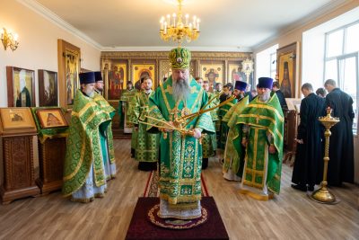 В день памяти святителя Феофана Затворника митрополит Серафим совершил литургию в храме Иннокентия Иркутского при семинарии
