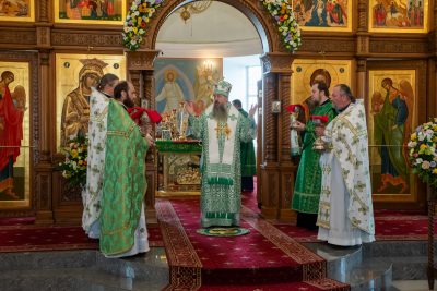В день Святой Троицы митрополит Серафим совершил литургию в Троицком соборе Троицкого женского монастыря