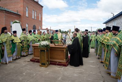 В день памяти блаженного Иоанна Кочетовского митрополит Серафим возглавил литургию у мощей святого