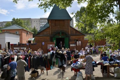 Традиционная благотворительная ярмарка прошла на площади перед храмом Серафима Саровского