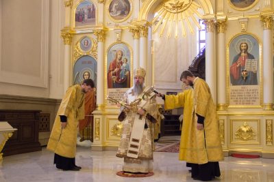 В канун дня памяти святого равноапостольного князя Владимира митрополит Серафим совершил всенощное бдение в Спасском кафедральном соборе